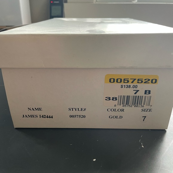 B2 Gold Embroidered Heels - Picture 7 of 8